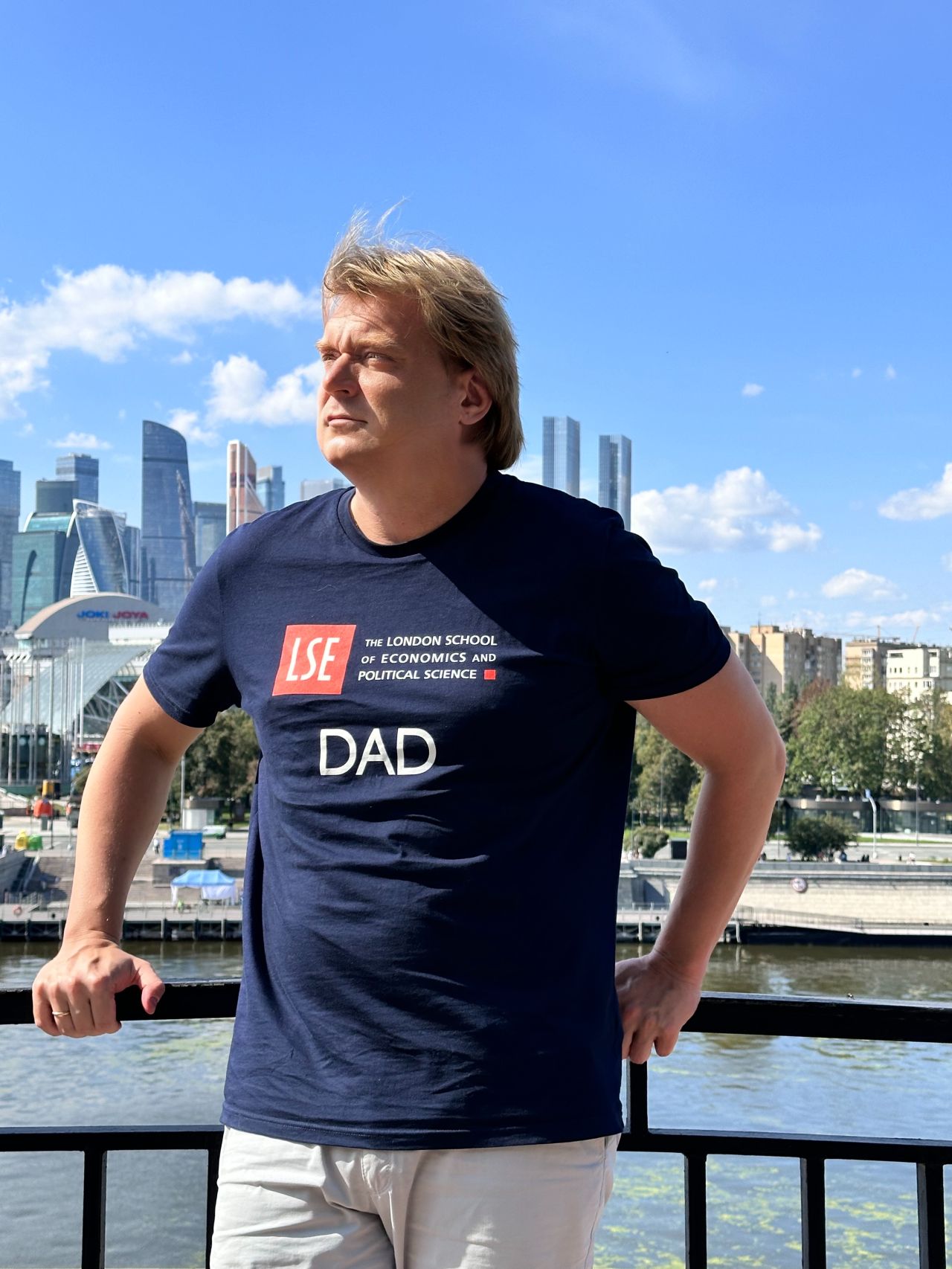 Олег Шорин в футболке LSE на фоне Moscow City