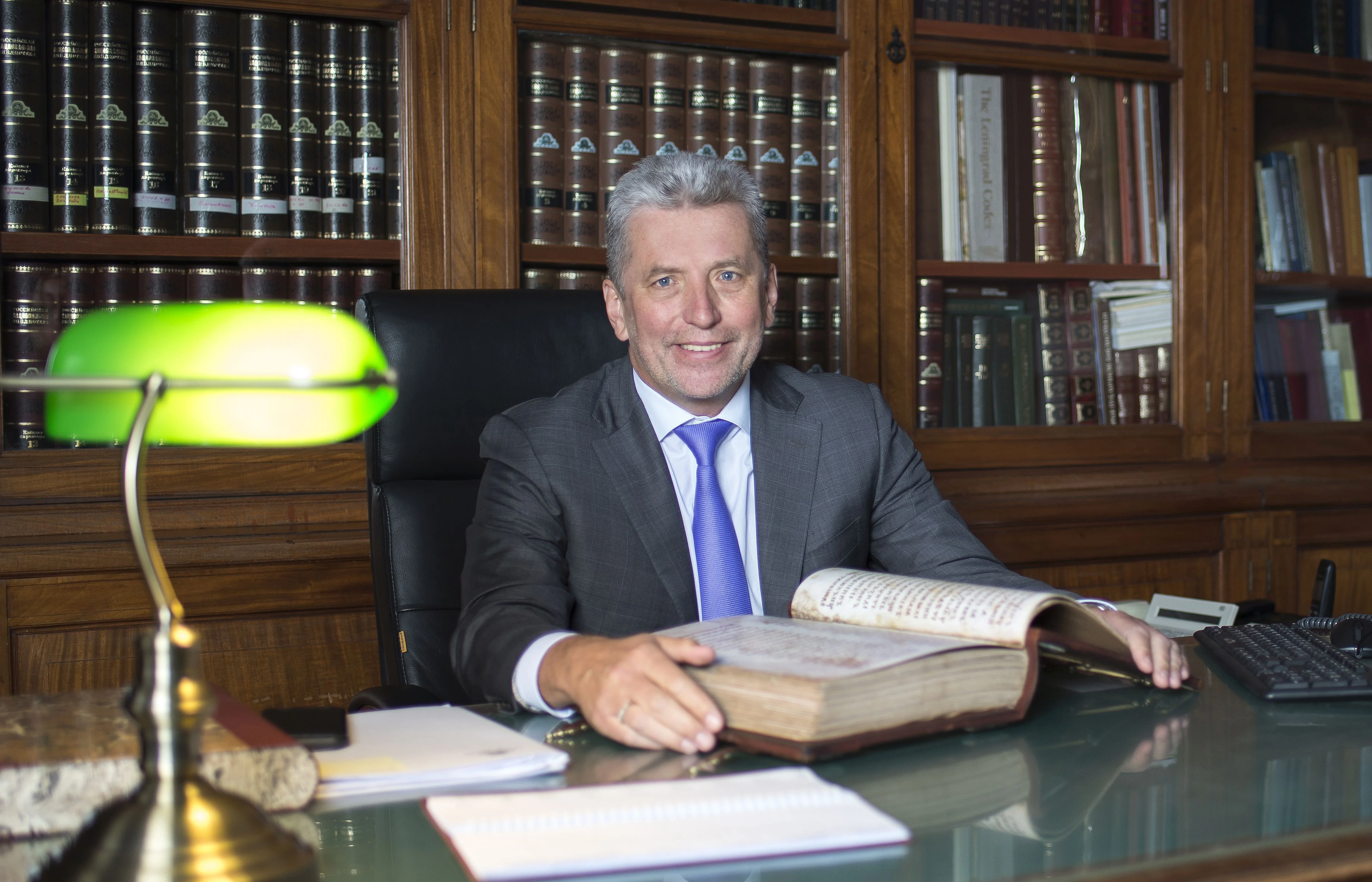 Генеральный директор Российской национальной библиотеки Вислый Александр Иванович в своём рабочем кабинете