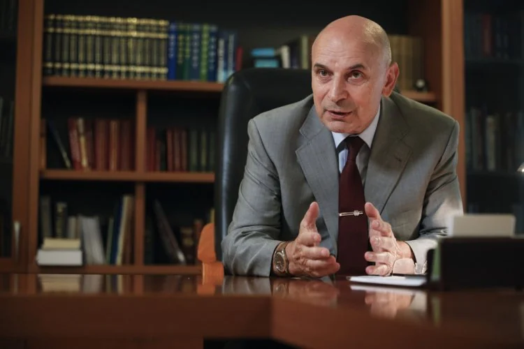 Декан факультета ВМК МГУ Соколов Игорь Анатольевич в своём кабинете