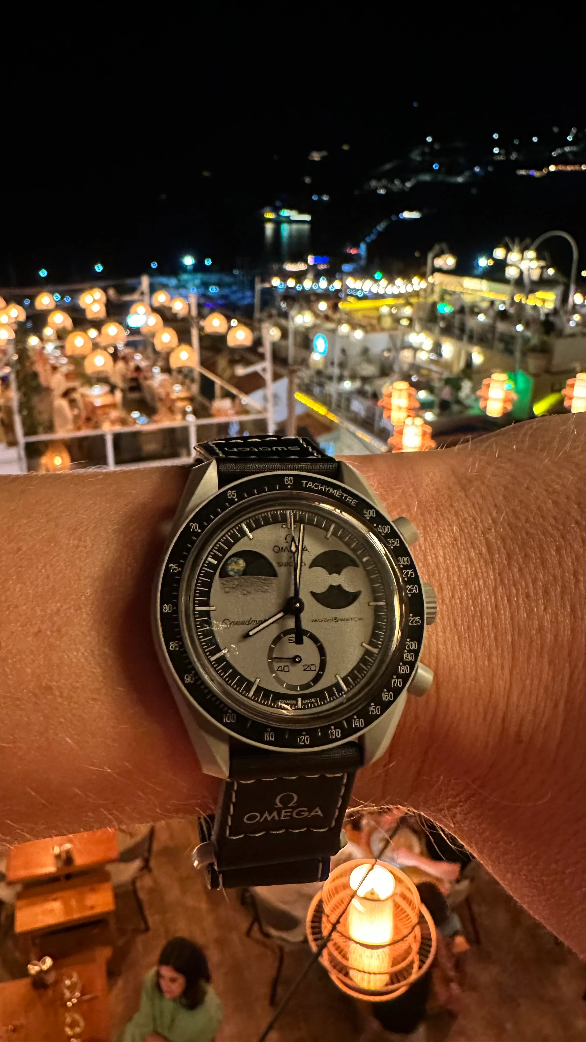 Фото запястья Олега Шорина с часами OMEGA x Swatch - MISSION TO EARTHPHASE