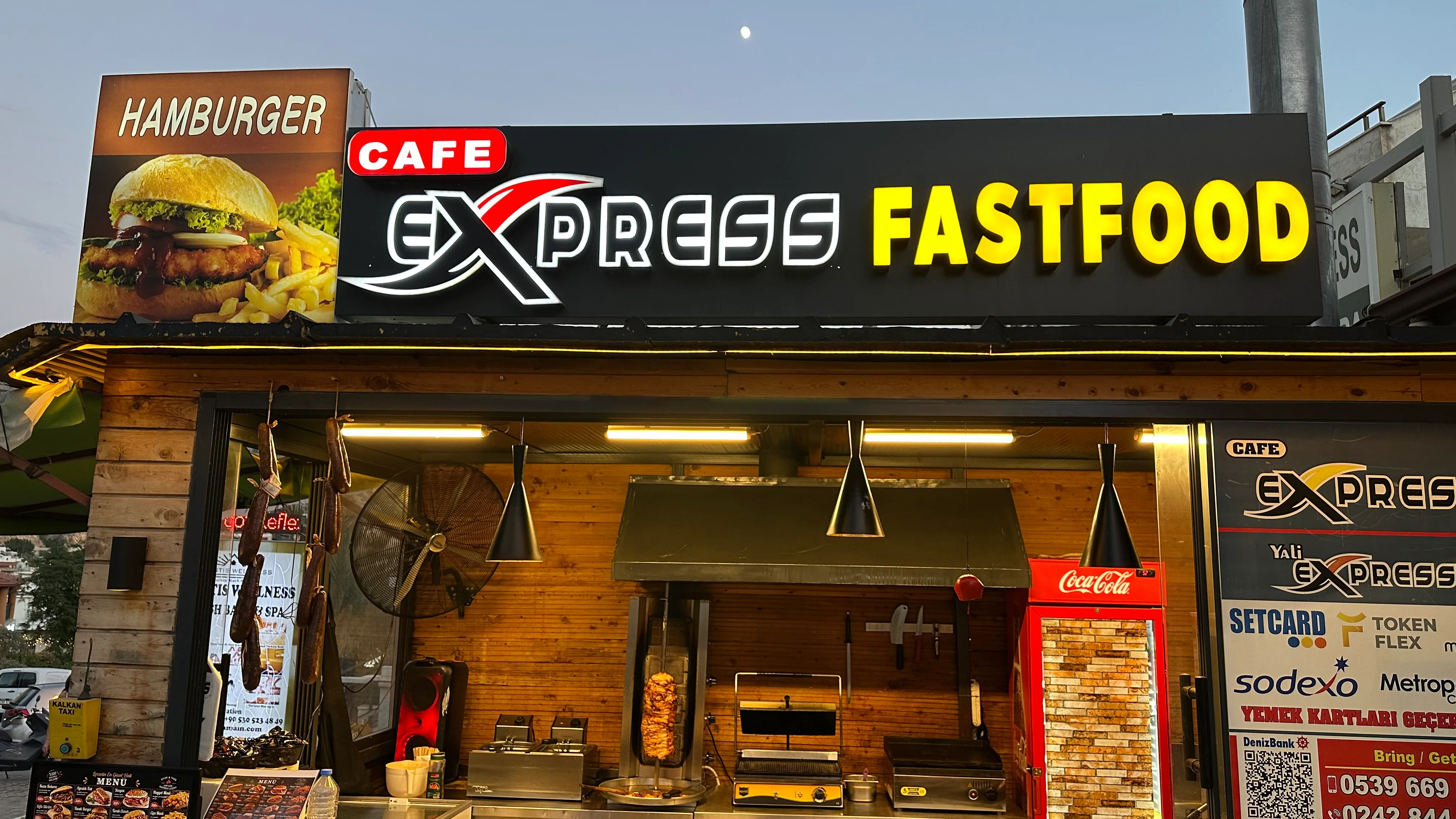 Фото заведения быстрого питания с названием "Express Fastfood"