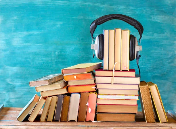 Стопка книг вместе с наушниками