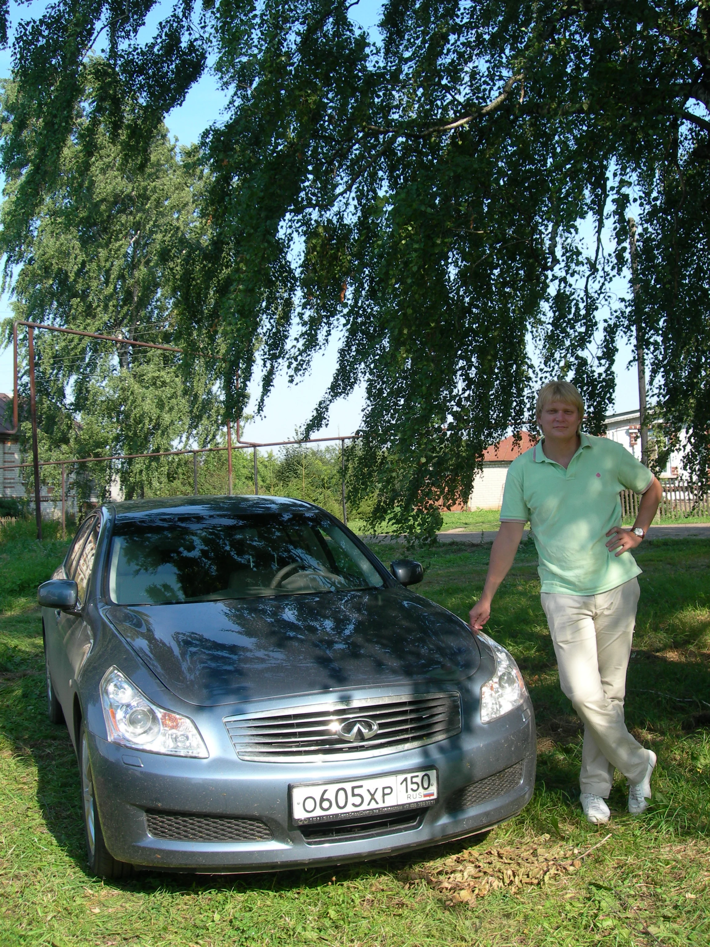 Олег Шорин рядом со своим автомобилем Infiniti G35x