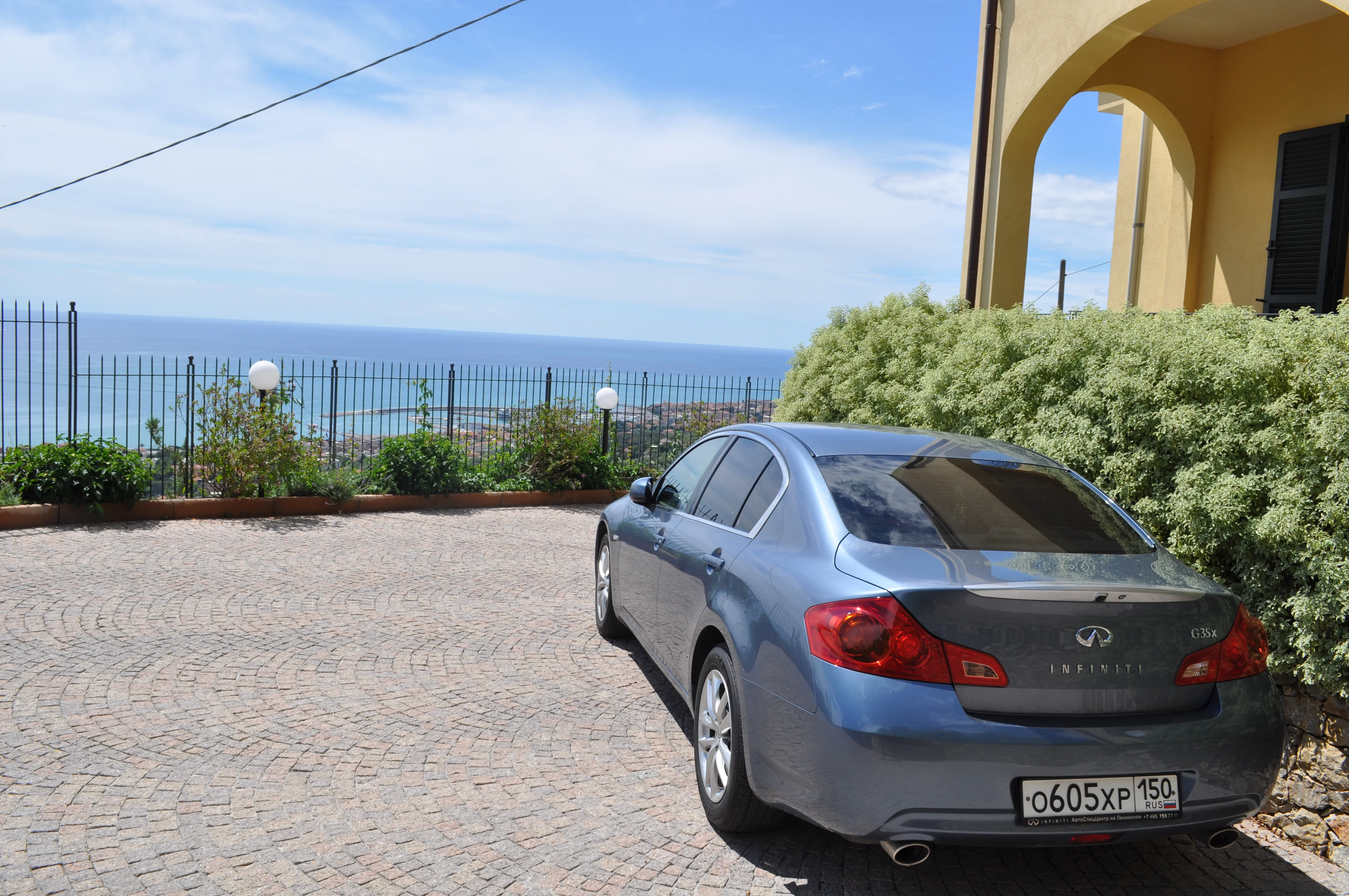 Автомобиль Олега Шорина Infiniti G35x у виллы на Итальянской ривьере
